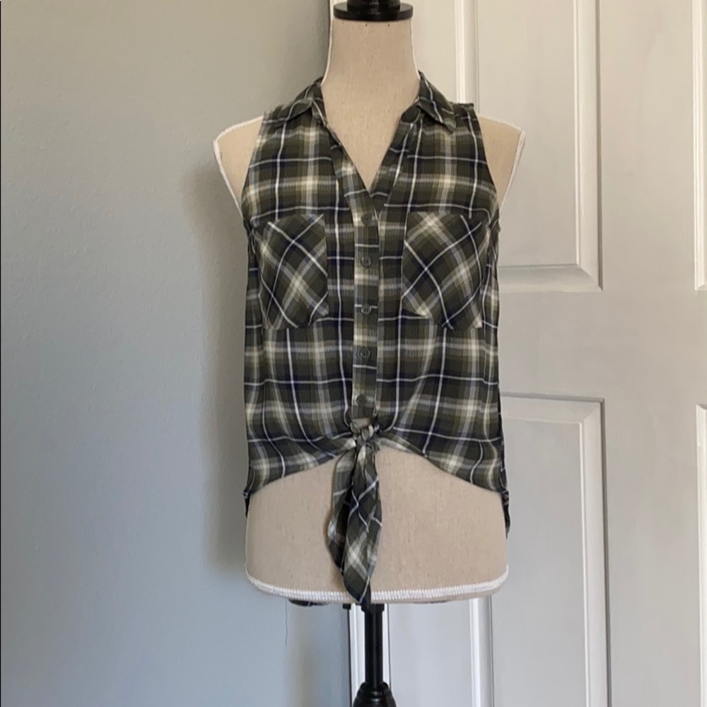 Sleeveless Green, white & black top